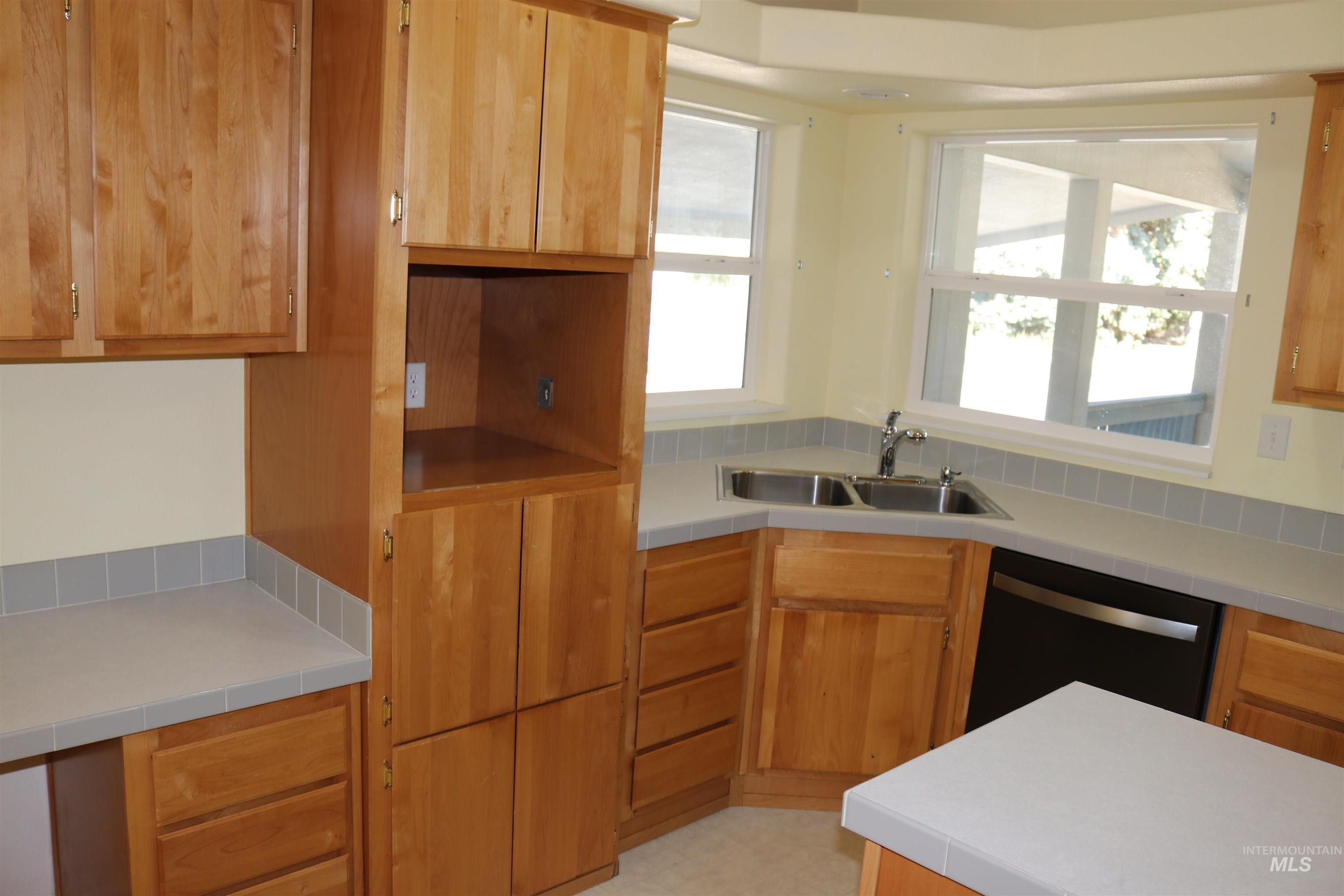 175 W Cassia Ave., Richfield, Idaho 83349, 3 Bedrooms, 2 Bathrooms, Residential For Sale, Price $287,000, 99003802