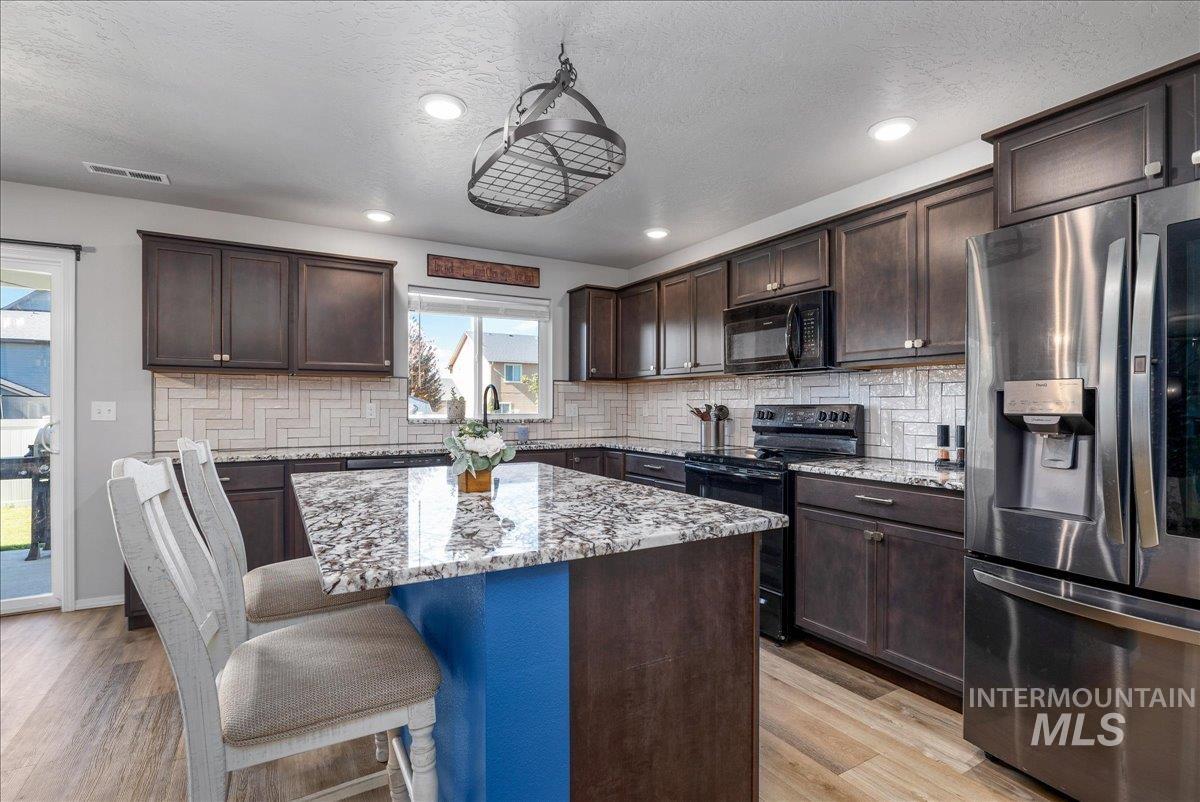 1201 N Bowknot Lake Ave, Star, Idaho 83669, 4 Bedrooms, 2.5 Bathrooms, Residential For Sale, Price $545,000, 99003825