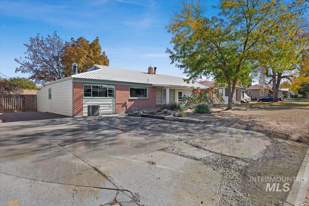 586 Fillmore, Twin Falls, Idaho 83301, 3 Bedrooms, 2 Bathrooms, Residential For Sale, Price $319,900, 99003829