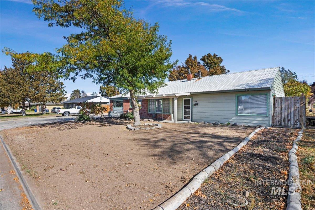 586 Fillmore, Twin Falls, Idaho 83301, 3 Bedrooms, 2 Bathrooms, Residential For Sale, Price $319,900, 99003829