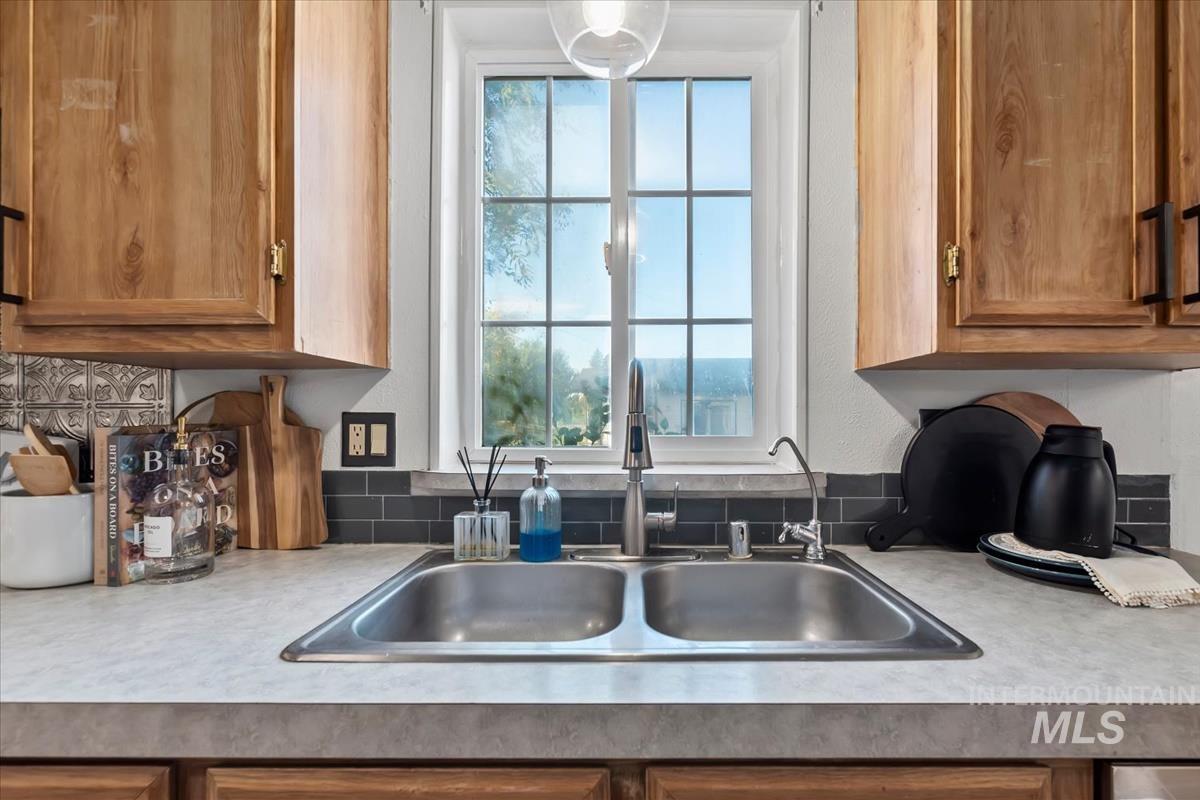 1015 W Owyhee St, Kuna, Idaho 83634, 3 Bedrooms, 2 Bathrooms, Residential For Sale, Price $365,000, 99003840