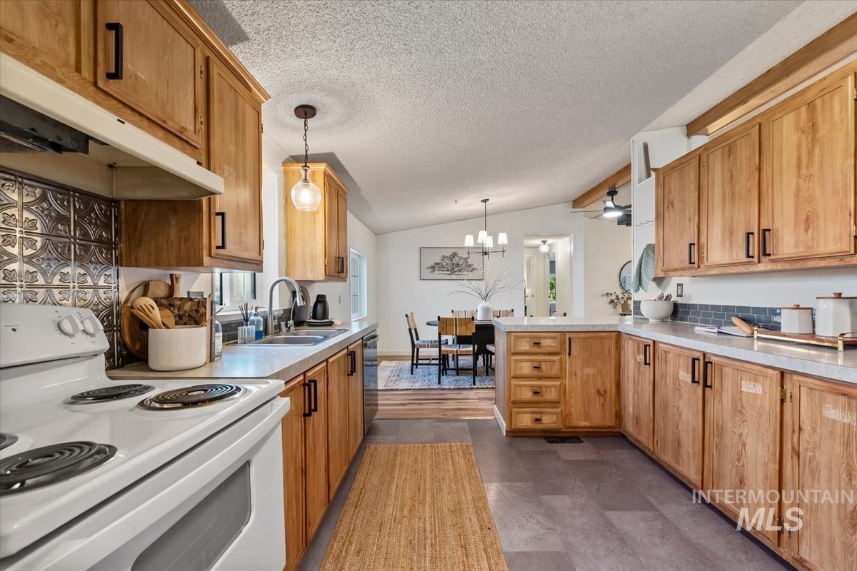1015 W Owyhee St, Kuna, Idaho 83634, 3 Bedrooms, 2 Bathrooms, Residential For Sale, Price $365,000, 99003840
