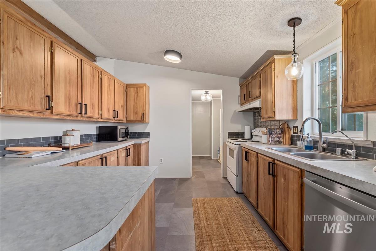 1015 W Owyhee St, Kuna, Idaho 83634, 3 Bedrooms, 2 Bathrooms, Residential For Sale, Price $365,000, 99003840