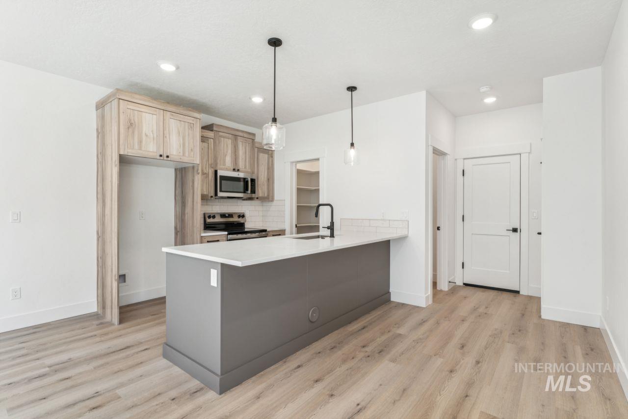 8273 W Latte Ln, Garden City, Idaho 83714, 3 Bedrooms, 2.5 Bathrooms, Residential For Sale, Price $454,775, 99003895