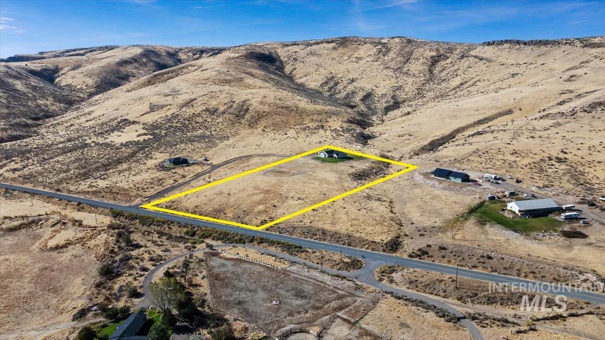 2689 Rock Creek Rd, Hansen, Idaho 83334, 3 Bedrooms, 3 Bathrooms, Residential For Sale, Price $850,000,MLS 99003903