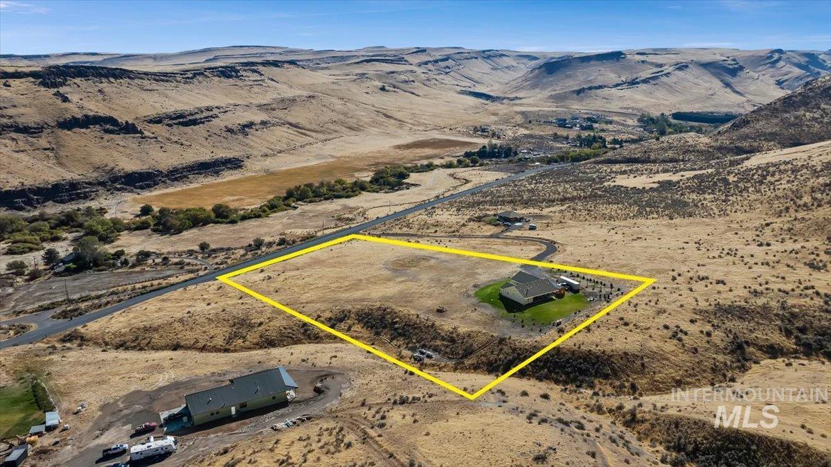 2689 Rock Creek Rd, Hansen, Idaho 83334, 3 Bedrooms, 3 Bathrooms, Residential For Sale, Price $850,000,MLS 99003903