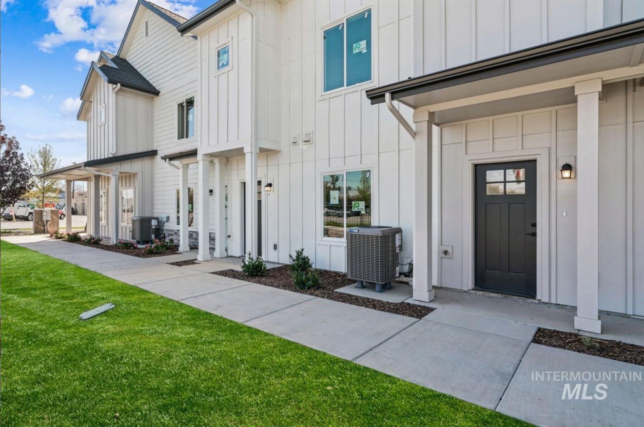 8246 W Mocha Ln, Garden City, Idaho 83714, 3 Bedrooms, 2.5 Bathrooms, Residential For Sale, Price $384,775,MLS 99003905