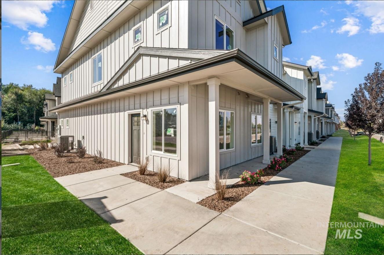 8246 W Mocha Ln, Garden City, Idaho 83714, 3 Bedrooms, 2.5 Bathrooms, Residential For Sale, Price $384,775,MLS 99003905