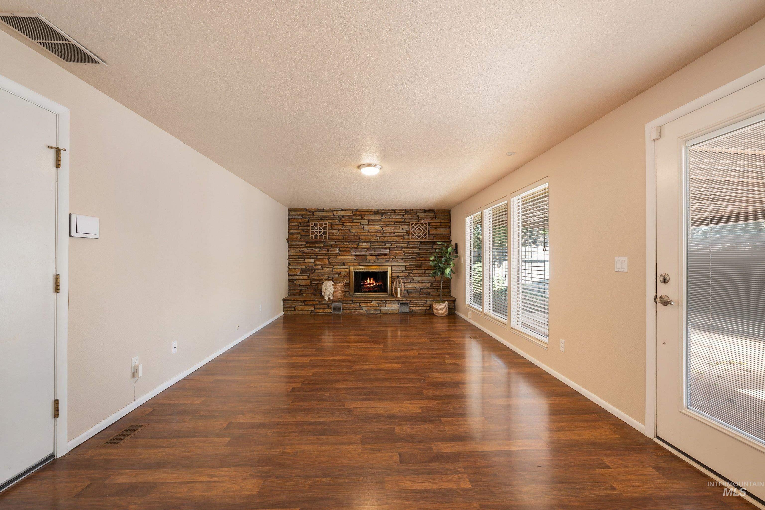 8921 W Sunflower Ct, Boise, Idaho 83704, 4 Bedrooms, 2 Bathrooms, Residential For Sale, Price $439,900,MLS 99003919