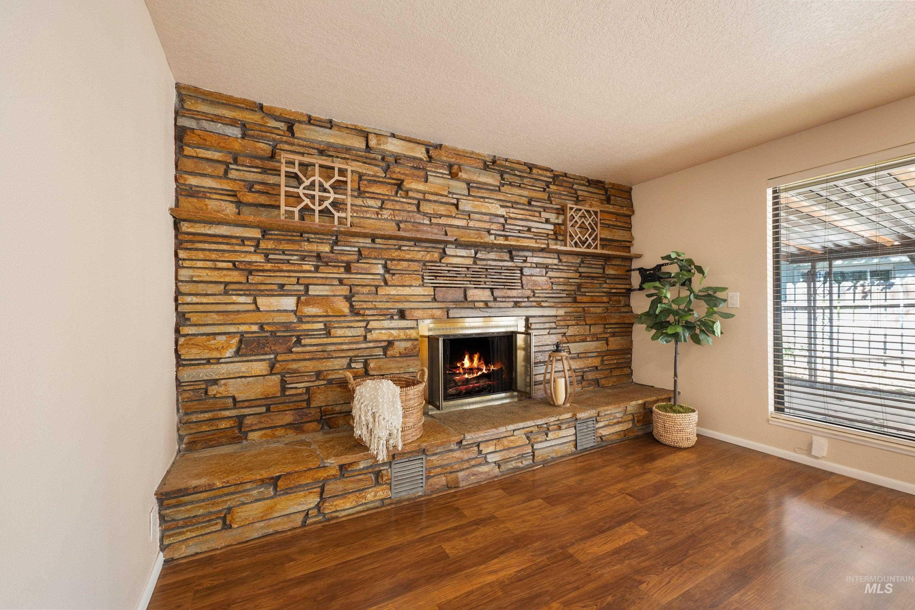8921 W Sunflower Ct, Boise, Idaho 83704, 4 Bedrooms, 2 Bathrooms, Residential For Sale, Price $439,900,MLS 99003919