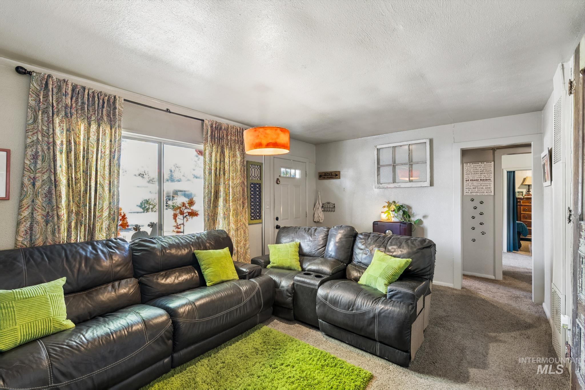 3205 W Edgemoor Rd, Boise, Idaho 83703, 3 Bedrooms, 1 Bathroom, Residential For Sale, Price $385,000, 99003942