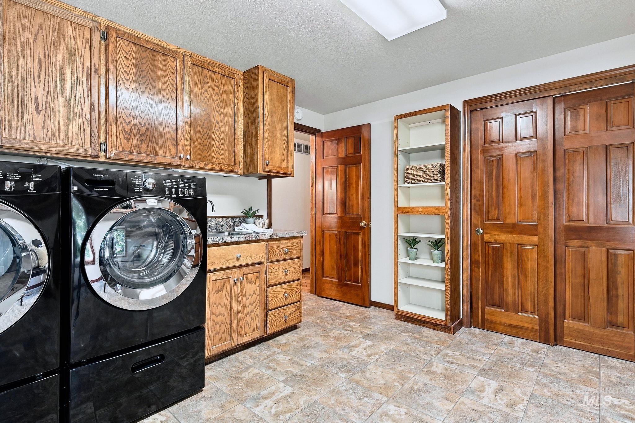3831 N Farlight Pl, Boise, Idaho 83713, 6 Bedrooms, 5.5 Bathrooms, Residential For Sale, Price $1,200,000,MLS 99003943