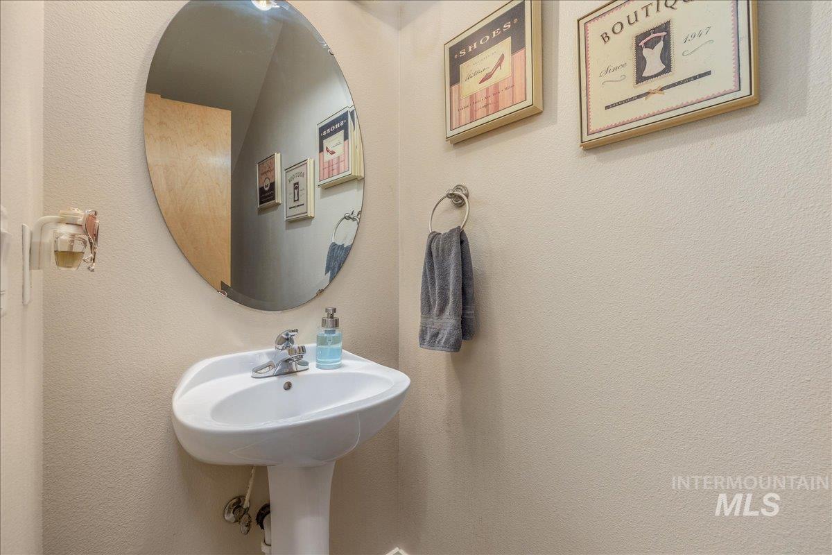 328 E Water Pocket Ln., Garden City, Idaho 83714, 2 Bedrooms, 2.5 Bathrooms, Residential For Sale, Price $640,000, 99003957
