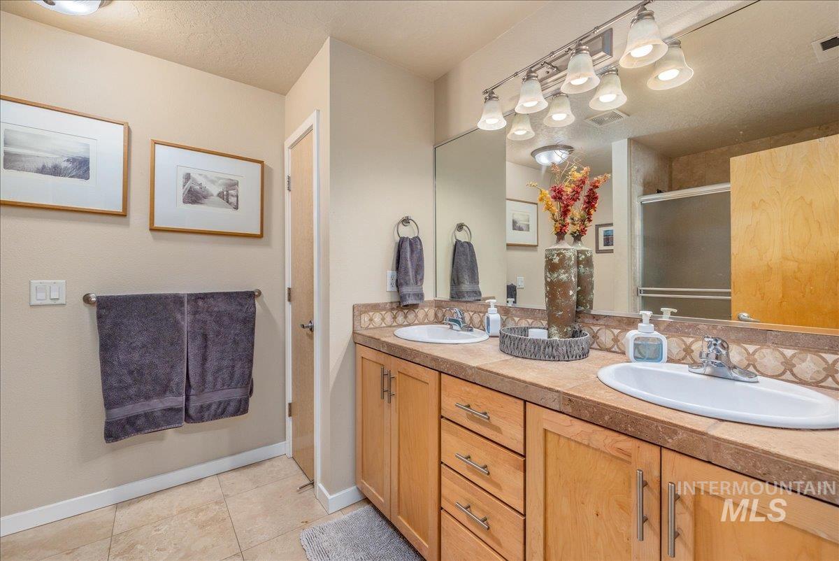 328 E Water Pocket Ln., Garden City, Idaho 83714, 2 Bedrooms, 2.5 Bathrooms, Residential For Sale, Price $640,000, 99003957