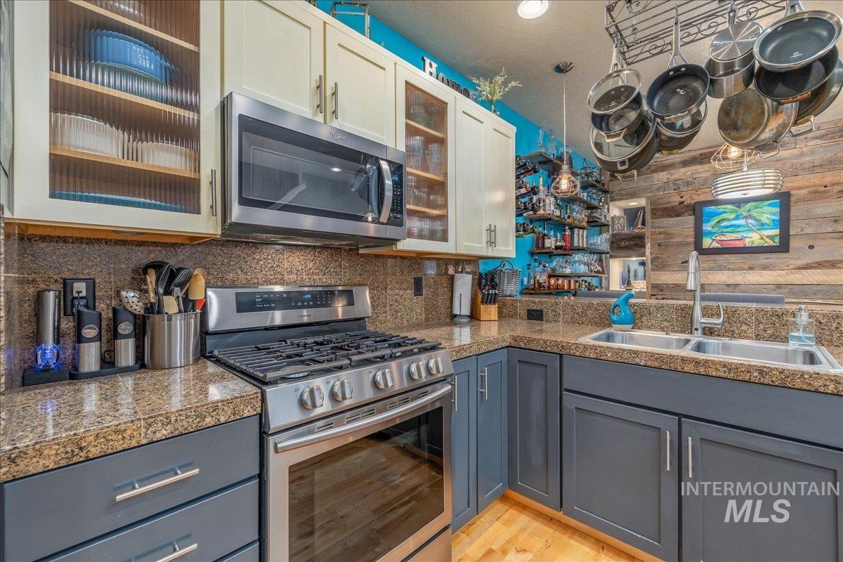 328 E Water Pocket Ln., Garden City, Idaho 83714, 2 Bedrooms, 2.5 Bathrooms, Residential For Sale, Price $640,000, 99003957