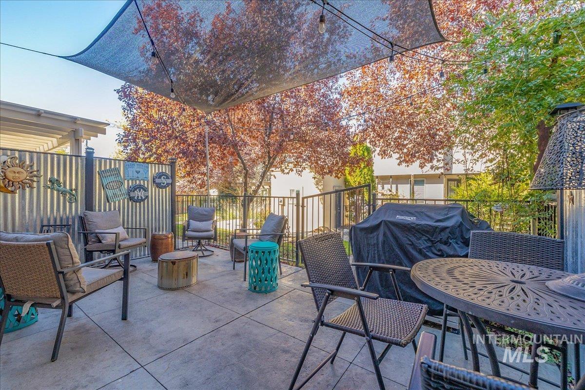 328 E Water Pocket Ln., Garden City, Idaho 83714, 2 Bedrooms, 2.5 Bathrooms, Residential For Sale, Price $640,000, 99003957