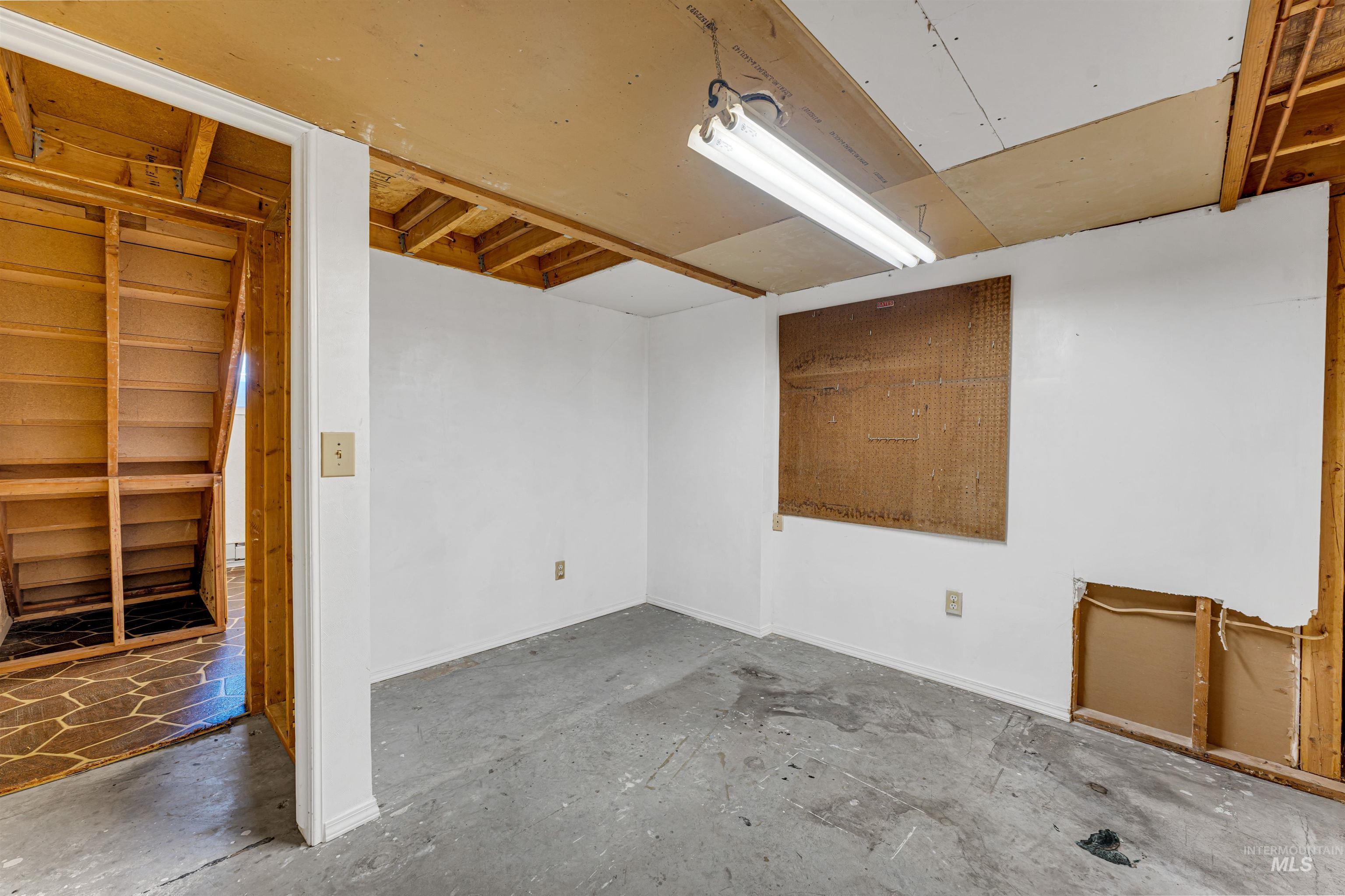 651 Calico, Hansen, Idaho 83334, 4 Bedrooms, 2 Bathrooms, Residential For Sale, Price $295,000, 99003985