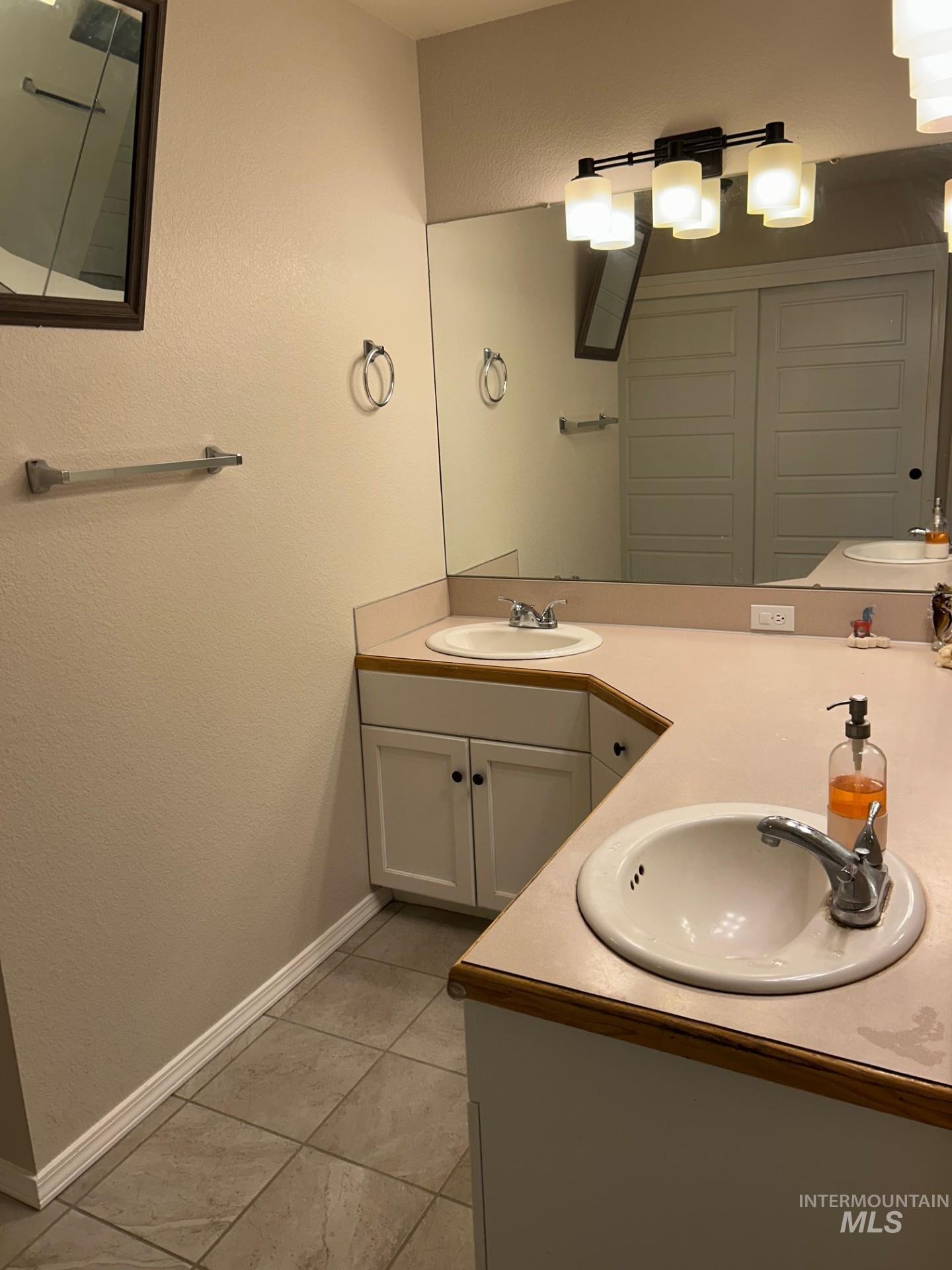 563 S Canvasback, Meridian, Idaho 83642, 3 Bedrooms, 2 Bathrooms, Residential For Sale, Price $459,990, 99003987