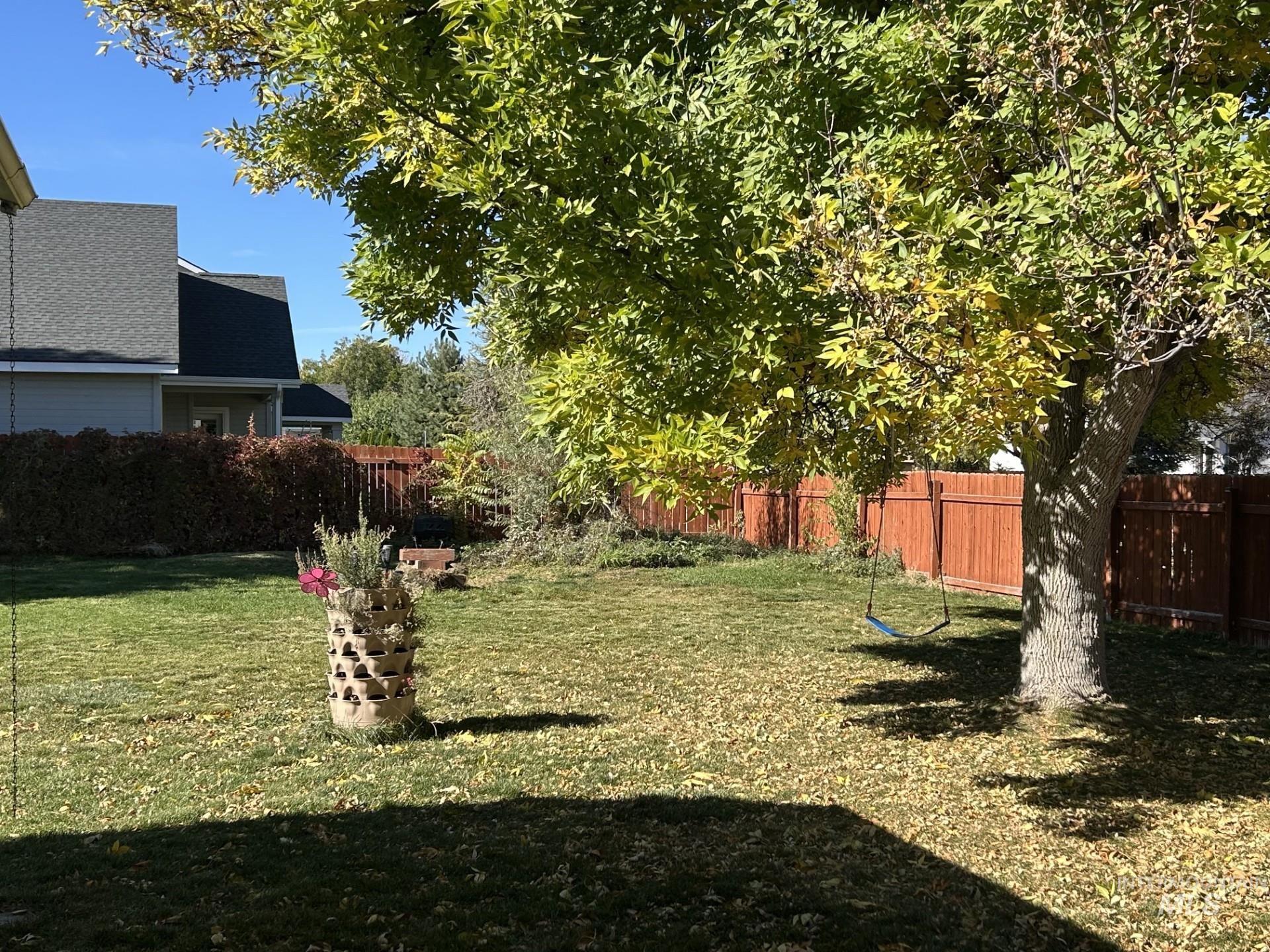 563 S Canvasback, Meridian, Idaho 83642, 3 Bedrooms, 2 Bathrooms, Residential For Sale, Price $459,990, 99003987
