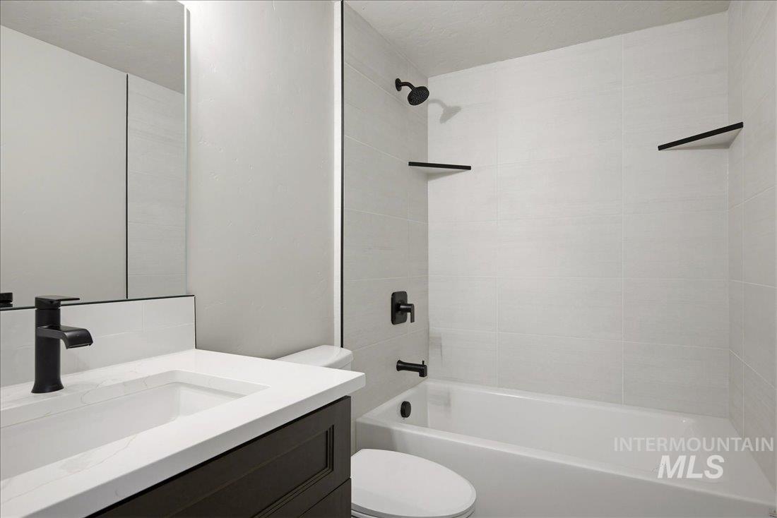 5231 N Sorrento Dr, Boise, Idaho 83704, 4 Bedrooms, 4.5 Bathrooms, Residential For Sale, Price $999,900,MLS 99003997
