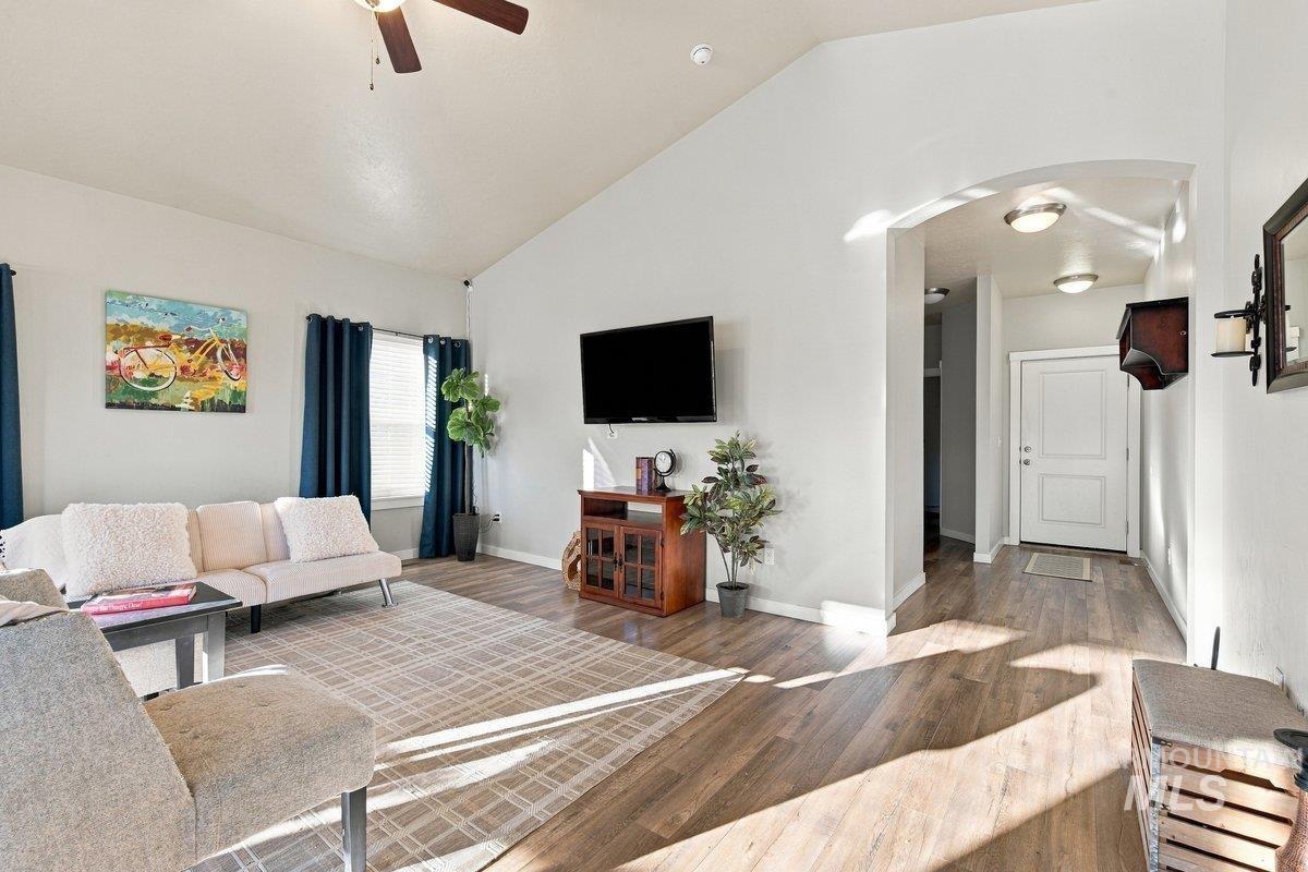 2694 S Riptide Ave., Meridian, Idaho 83642, 3 Bedrooms, 2 Bathrooms, Residential For Sale, Price $427,000, 99004001