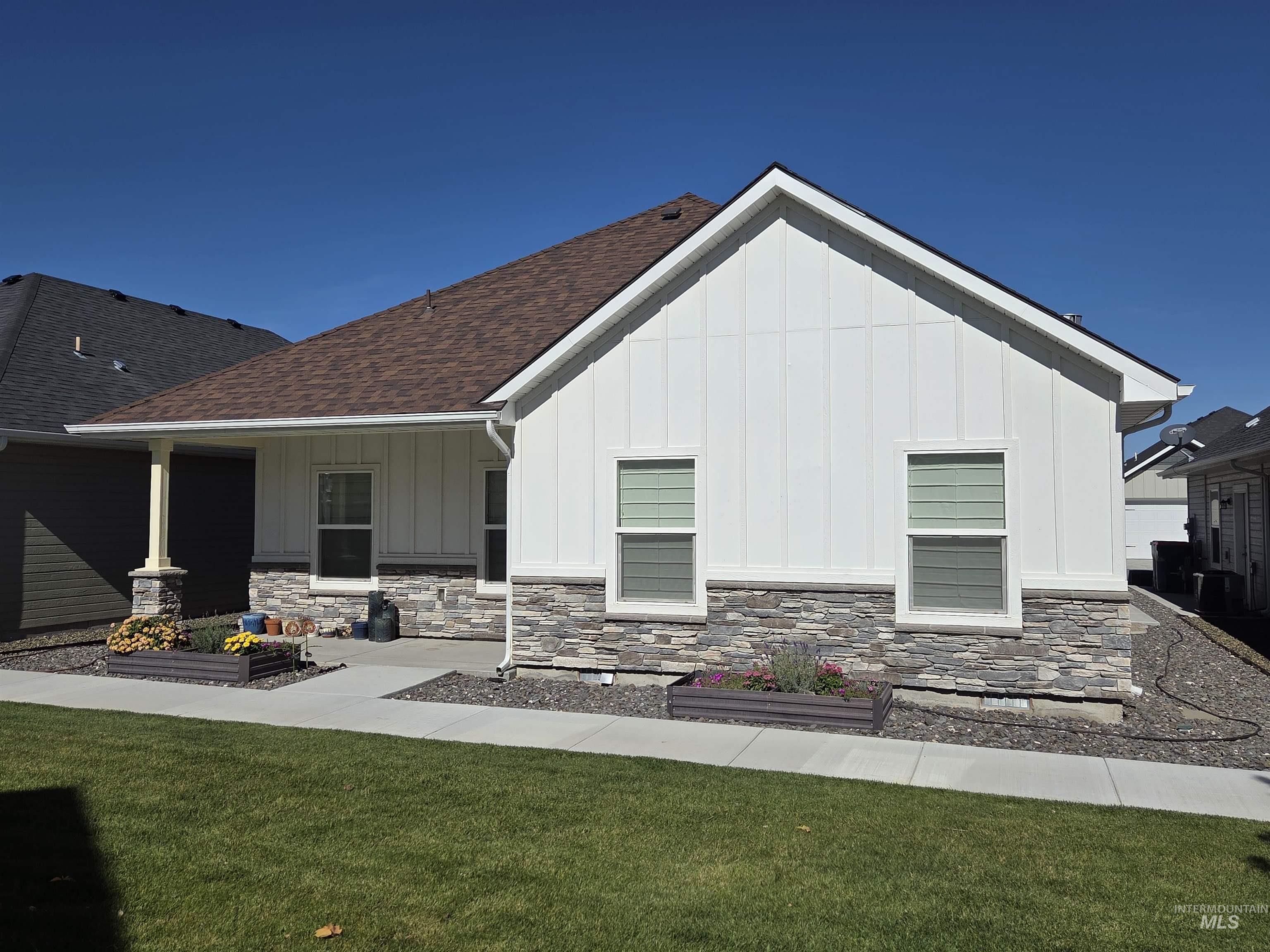 1081 Cottage, Twin Falls, Idaho 83301, 2 Bedrooms, 2 Bathrooms, Residential For Sale, Price $330,000, 99004012