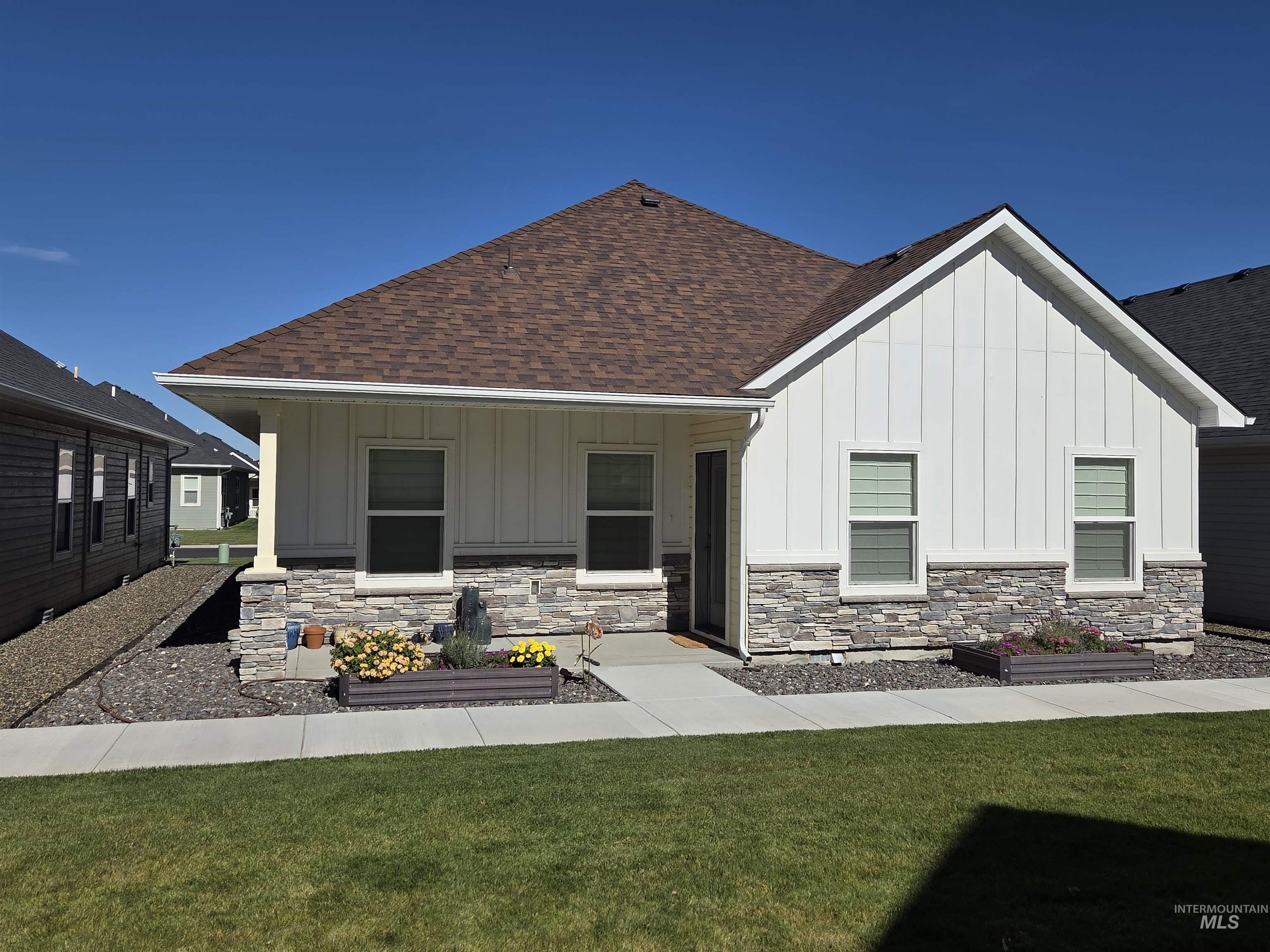 1081 Cottage, Twin Falls, Idaho 83301, 2 Bedrooms, 2 Bathrooms, Residential For Sale, Price $330,000, 99004012