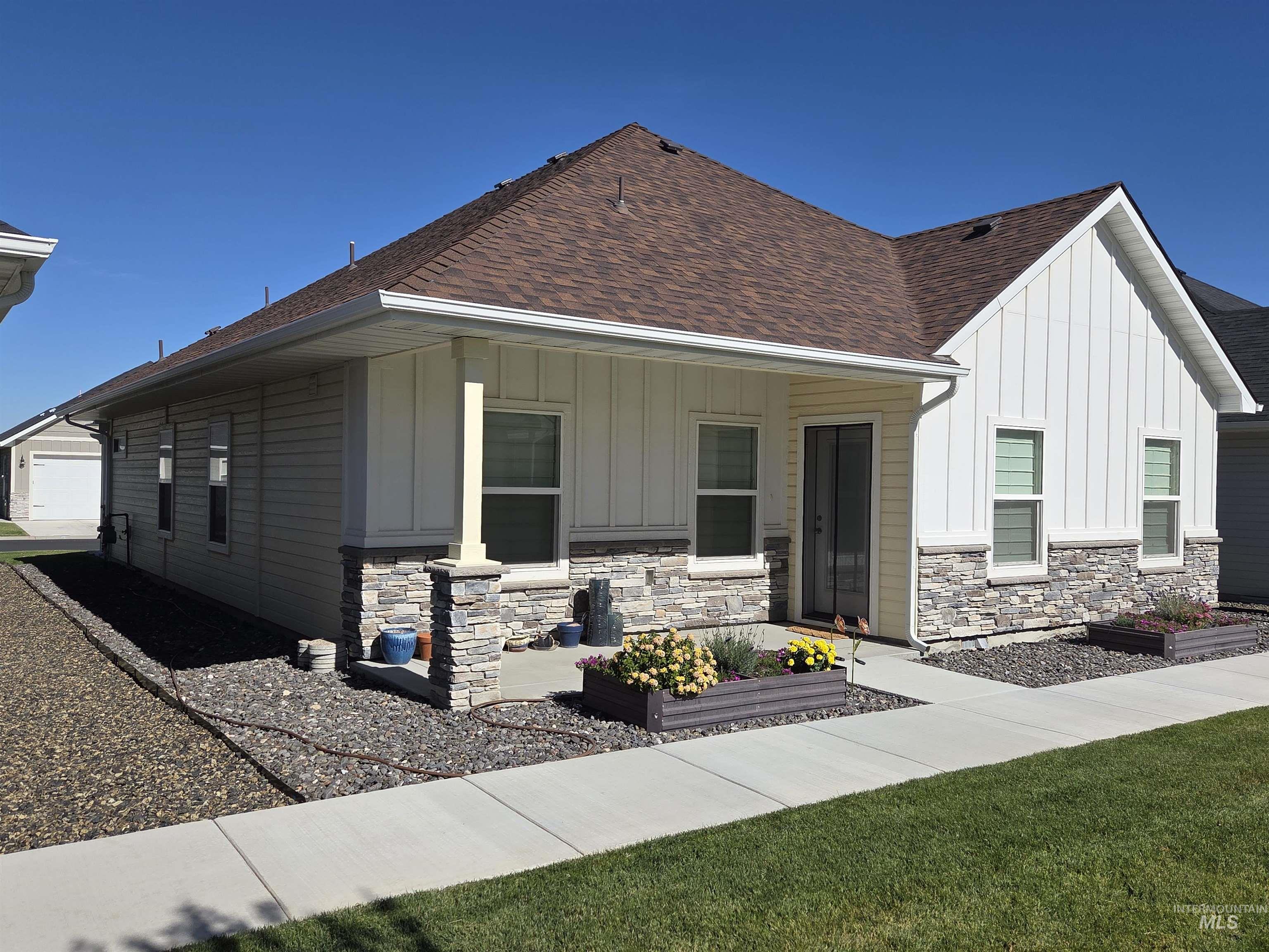 1081 Cottage, Twin Falls, Idaho 83301, 2 Bedrooms, 2 Bathrooms, Residential For Sale, Price $330,000, 99004012