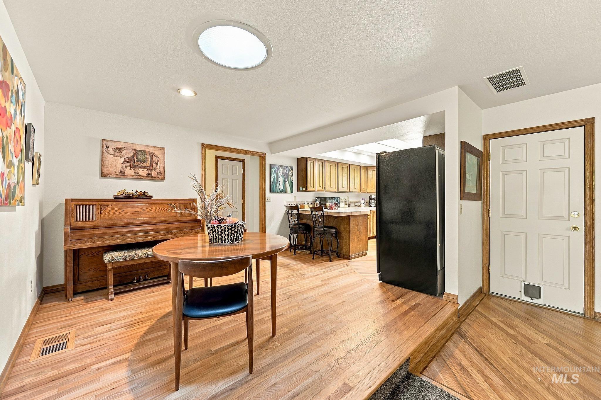 1015 N Maple Grove Rd, Boise, Idaho 83704, 3 Bedrooms, 2 Bathrooms, Residential For Sale, Price $630,000, 99004034