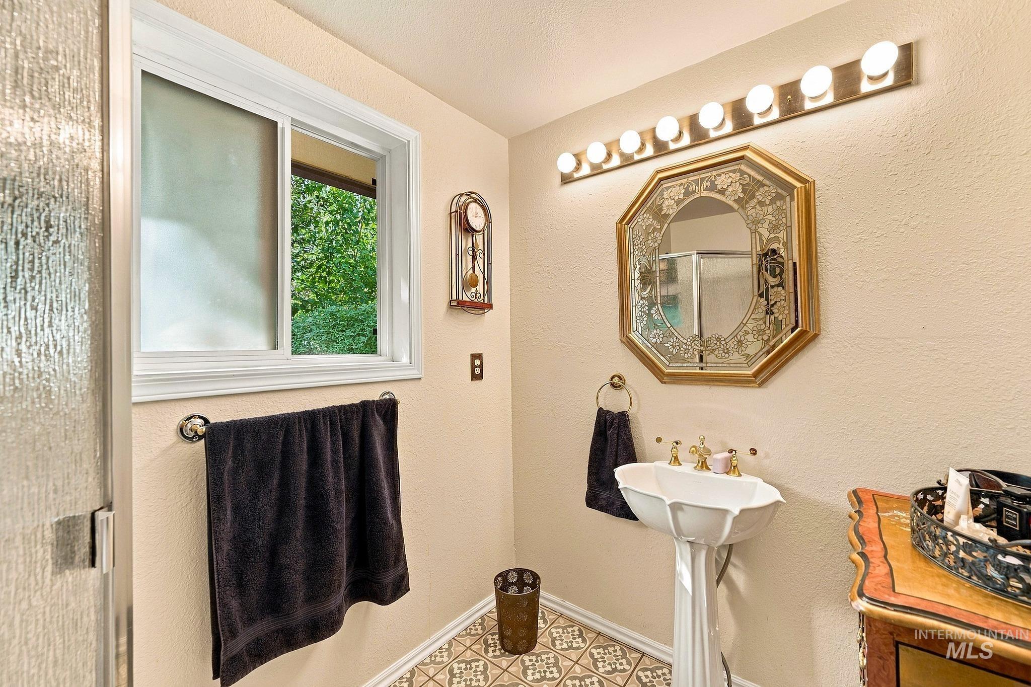 1015 N Maple Grove Rd, Boise, Idaho 83704, 3 Bedrooms, 2 Bathrooms, Residential For Sale, Price $630,000, 99004034