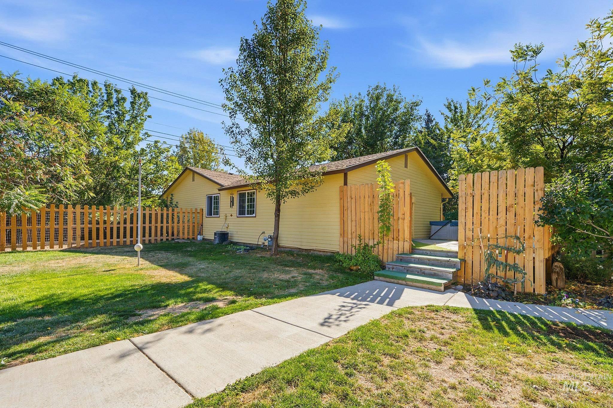 1015 N Maple Grove Rd, Boise, Idaho 83704, 3 Bedrooms, 2 Bathrooms, Residential For Sale, Price $630,000, 99004034