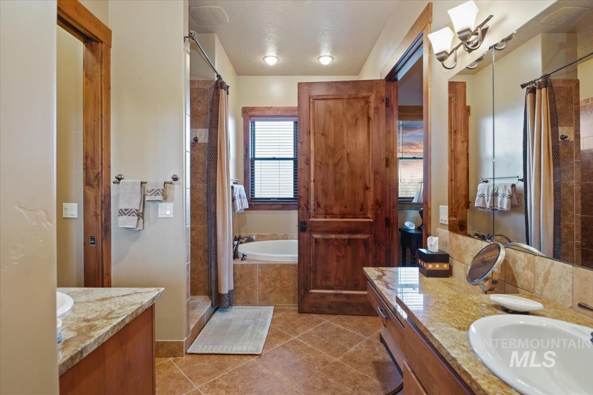 28 Southfork Ln, Garden Valley, Idaho 83622, 4 Bedrooms, 2.5 Bathrooms, Residential For Sale, Price $1,175,000,MLS 99004038