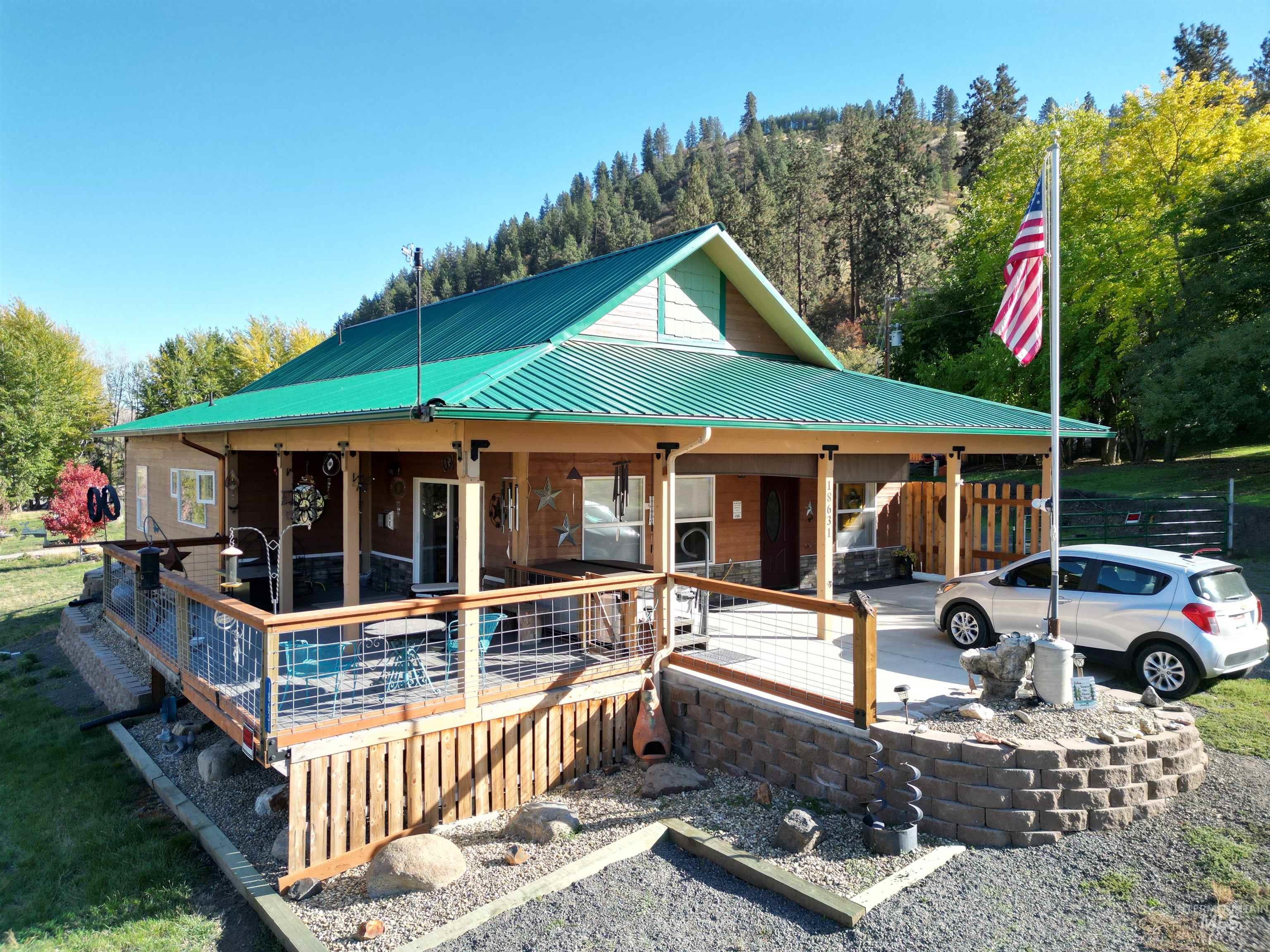 18631 Walnut Lane, Lenore, Idaho 83541, 2 Bedrooms, 2 Bathrooms, Residential For Sale, Price $549,000, 99004040