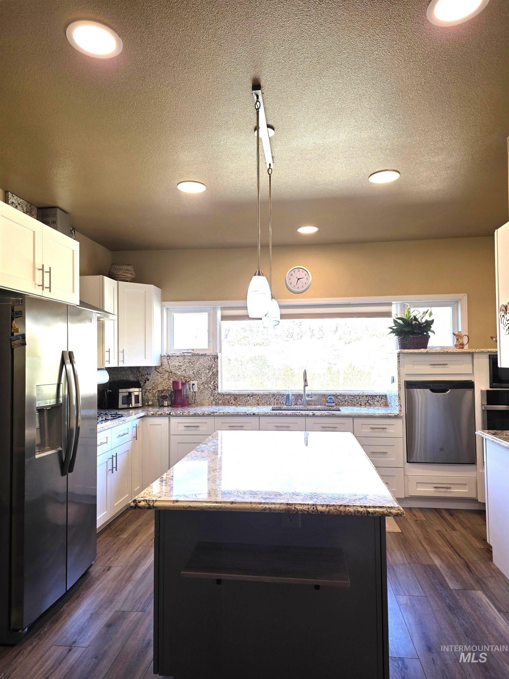 18631 Walnut Lane, Lenore, Idaho 83541, 2 Bedrooms, 2 Bathrooms, Residential For Sale, Price $549,000, 99004040