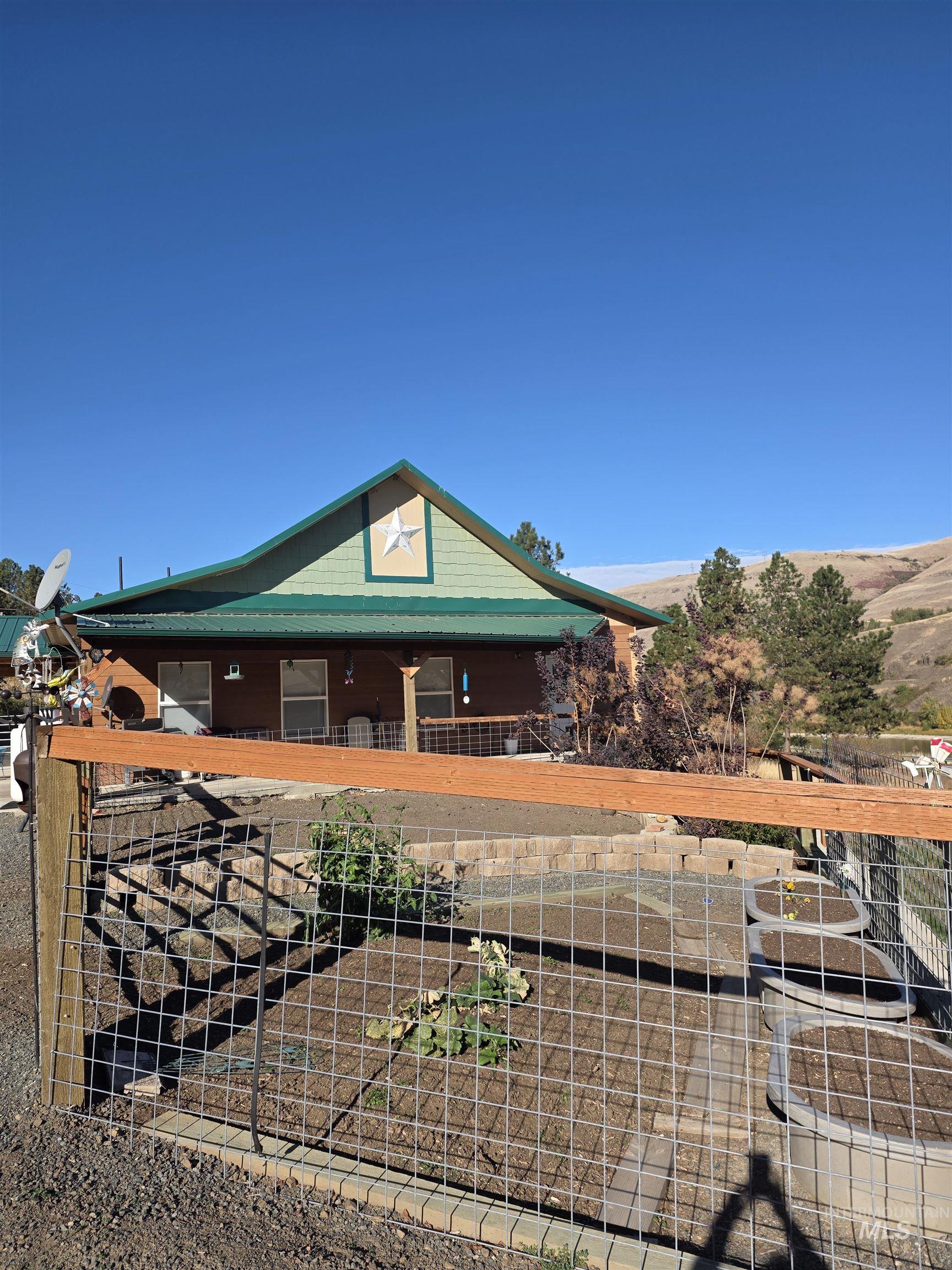 18631 Walnut Lane, Lenore, Idaho 83541, 2 Bedrooms, 2 Bathrooms, Residential For Sale, Price $549,000, 99004040