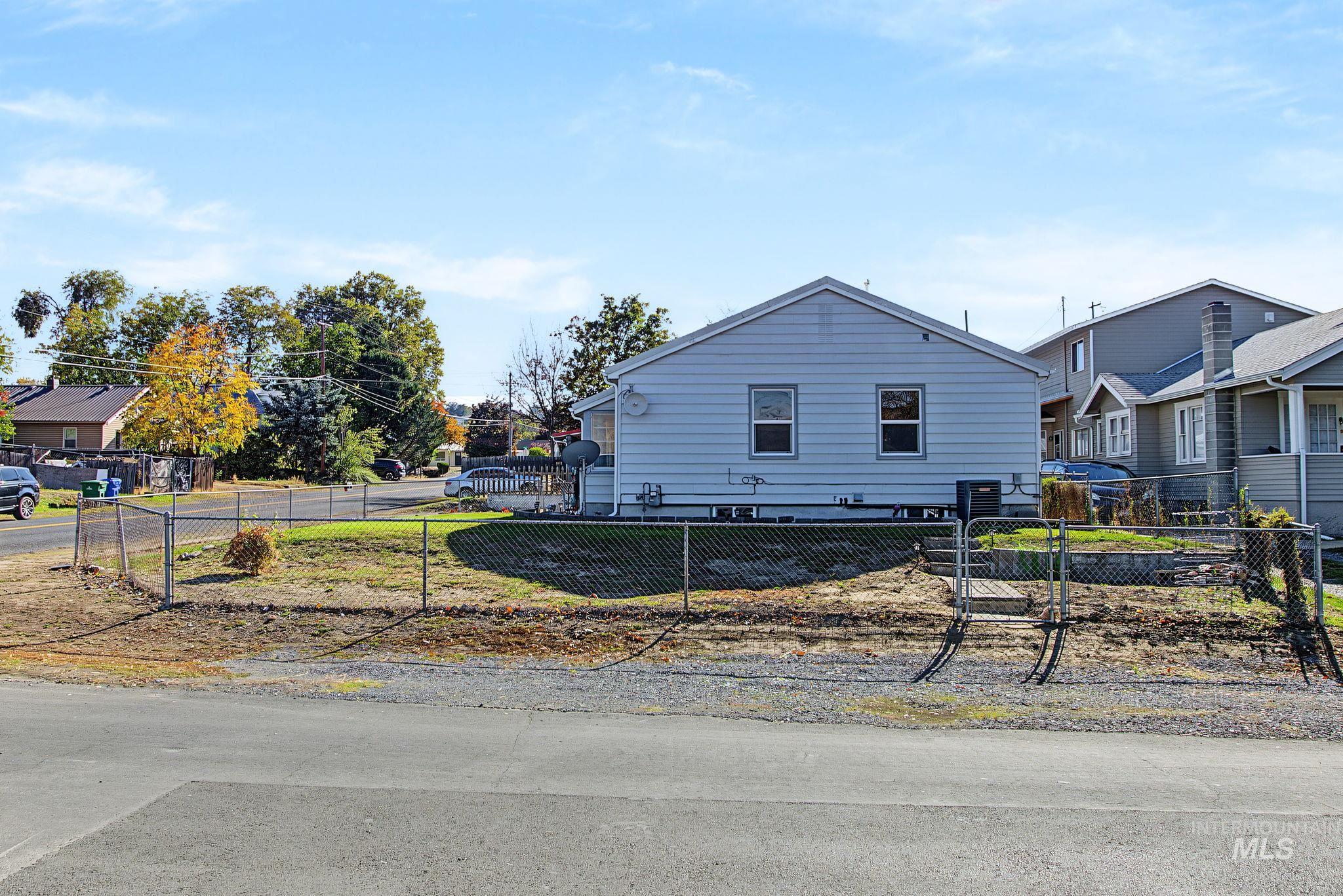 1506 14th St, Lewiston, Idaho 83501, 2 Bedrooms, 2 Bathrooms, Residential For Sale, Price $322,000,MLS 99004076