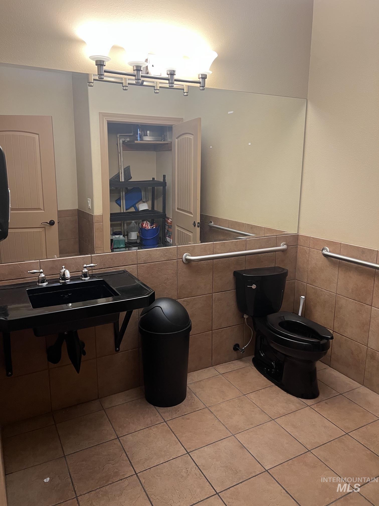 10108 West Overland, Boise, Idaho 83709, Business/Commercial For Sale, Price $550,000,MLS 99004078