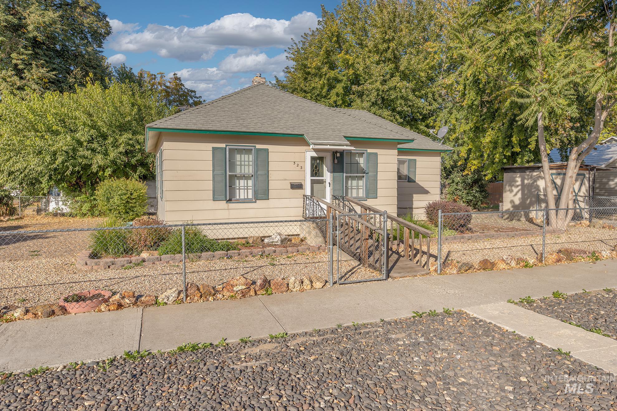 323 E 4th St, Weiser, Idaho 83672, 2 Bedrooms, 1 Bathroom, Residential For Sale, Price $255,000,MLS 99004109