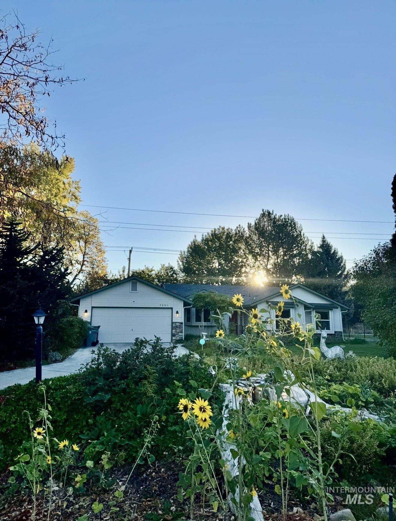 7208 N Crewe Ave, Boise, Idaho 83714, 3 Bedrooms, 2 Bathrooms, Residential For Sale, Price $460,000,MLS 99004121