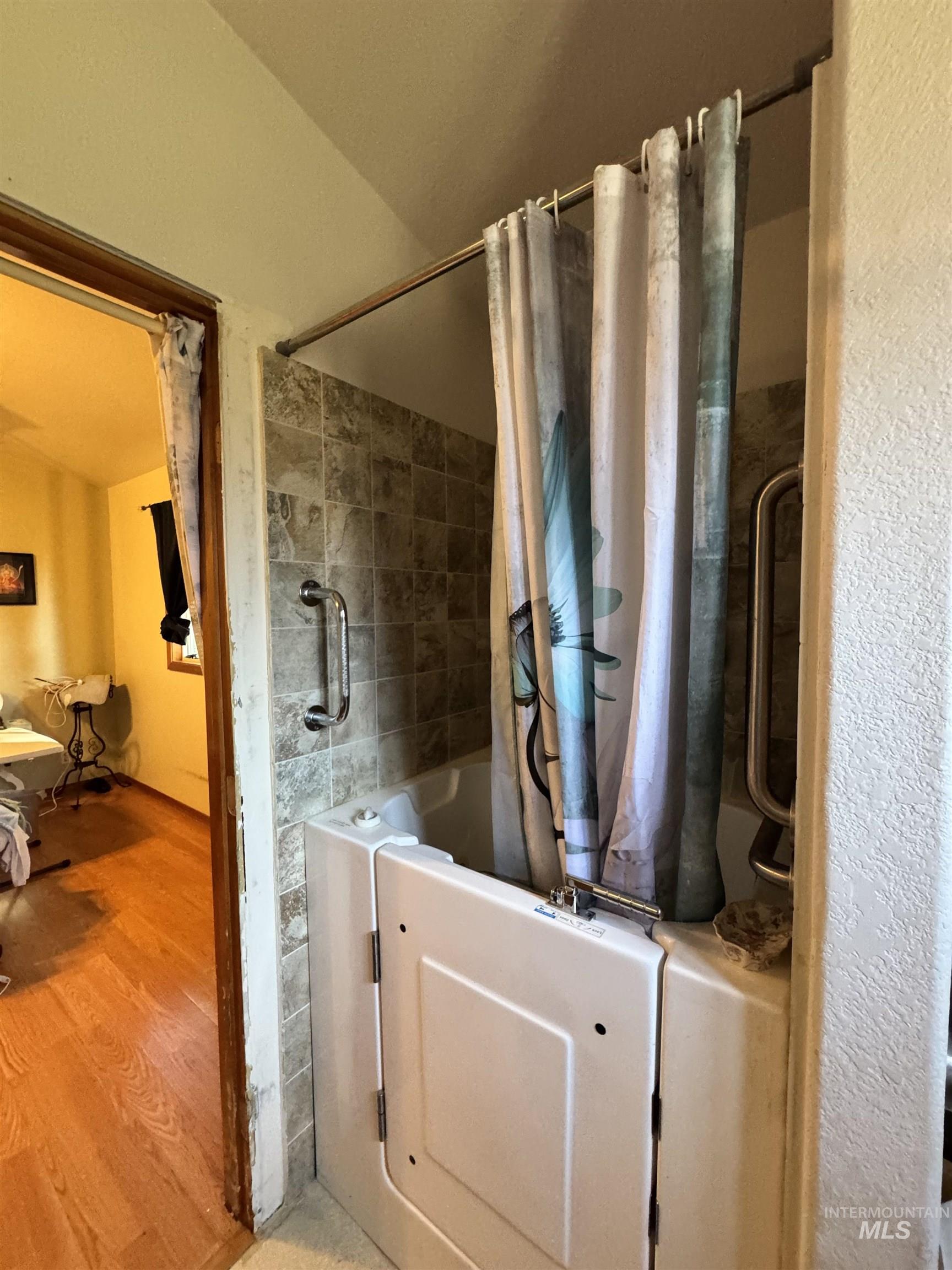 7208 N Crewe Ave, Boise, Idaho 83714, 3 Bedrooms, 2 Bathrooms, Residential For Sale, Price $460,000,MLS 99004121