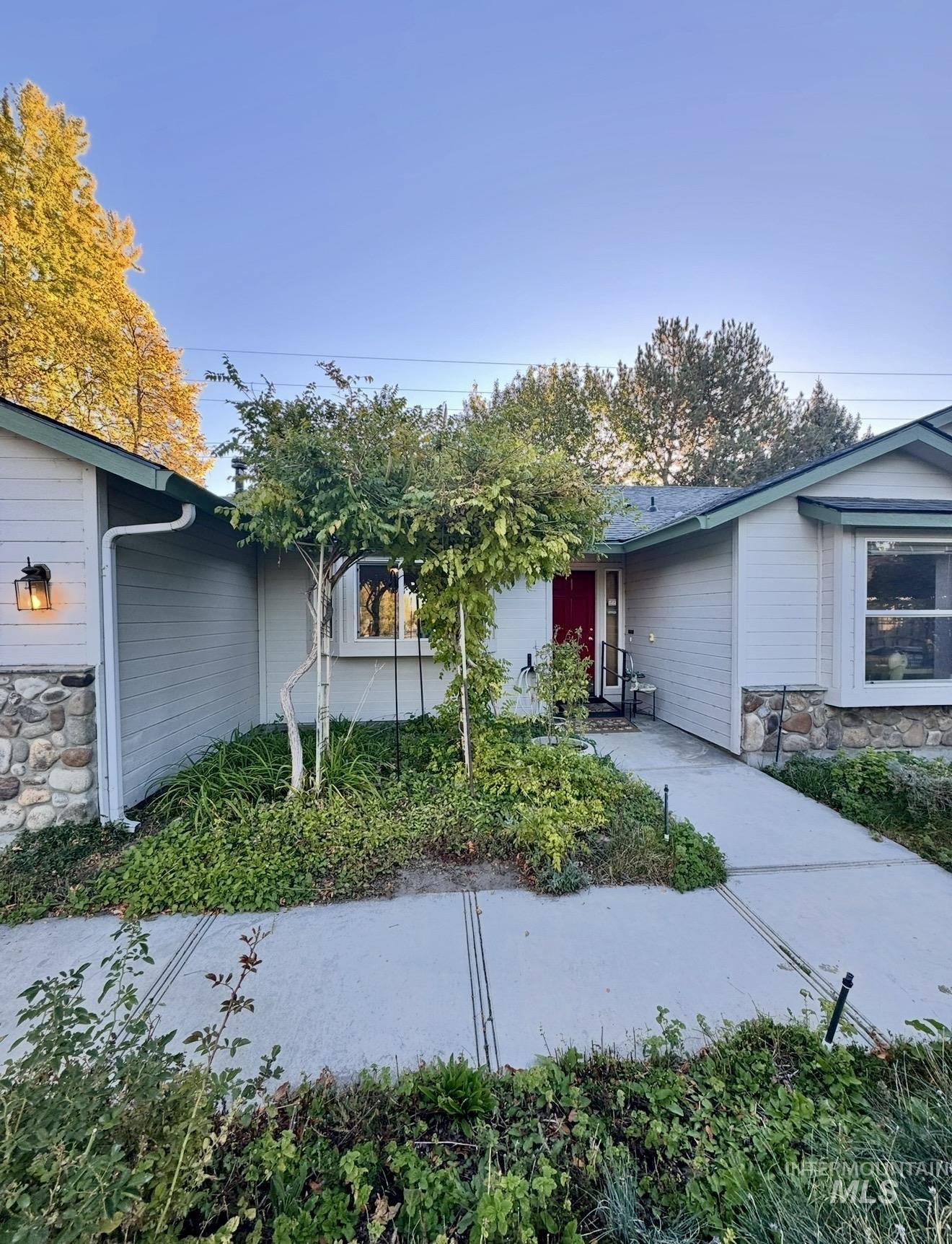7208 N Crewe Ave, Boise, Idaho 83714, 3 Bedrooms, 2 Bathrooms, Residential For Sale, Price $460,000,MLS 99004121