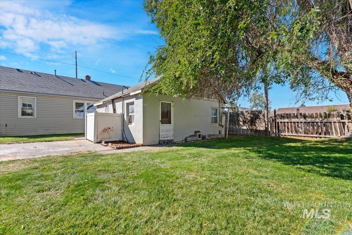 516 E Hawaii Ave, Nampa, Idaho 83686, 3 Bedrooms, 1 Bathroom, Residential Income For Sale, Price $375,000, 99004135