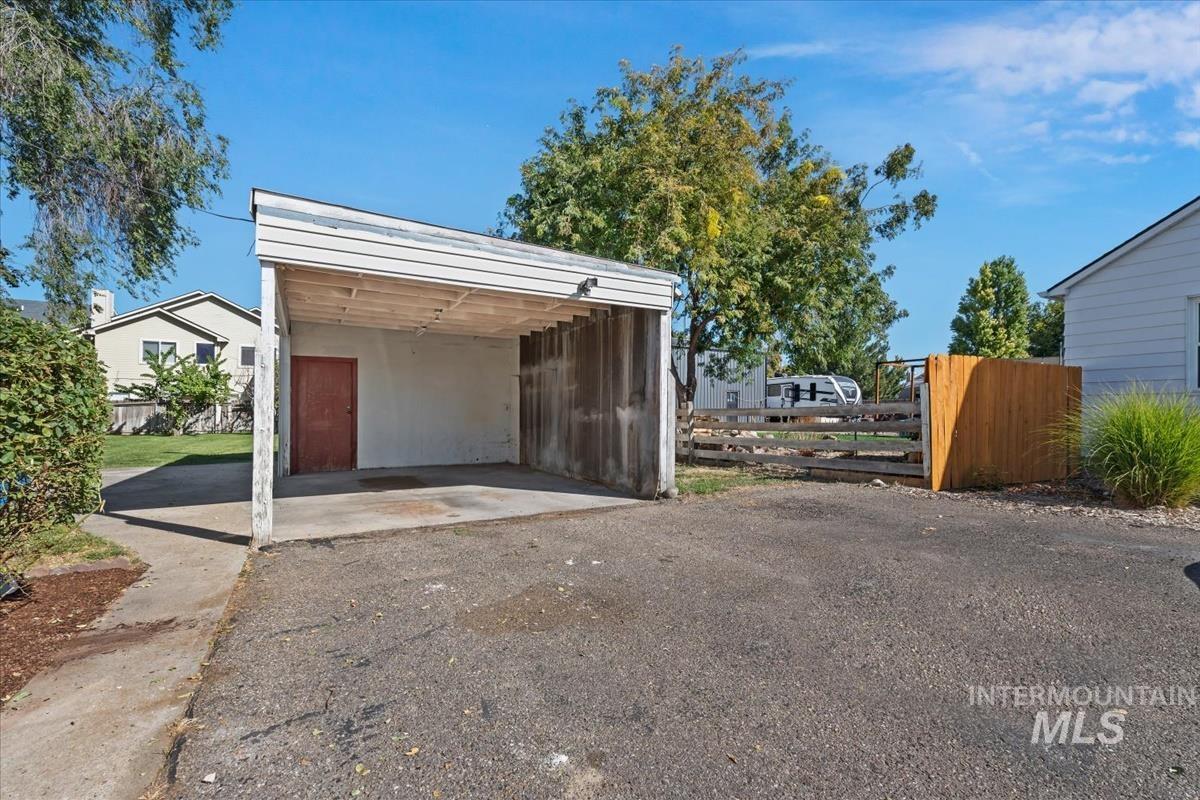 516 E Hawaii Ave, Nampa, Idaho 83686, 3 Bedrooms, 1 Bathroom, Residential Income For Sale, Price $375,000, 99004135