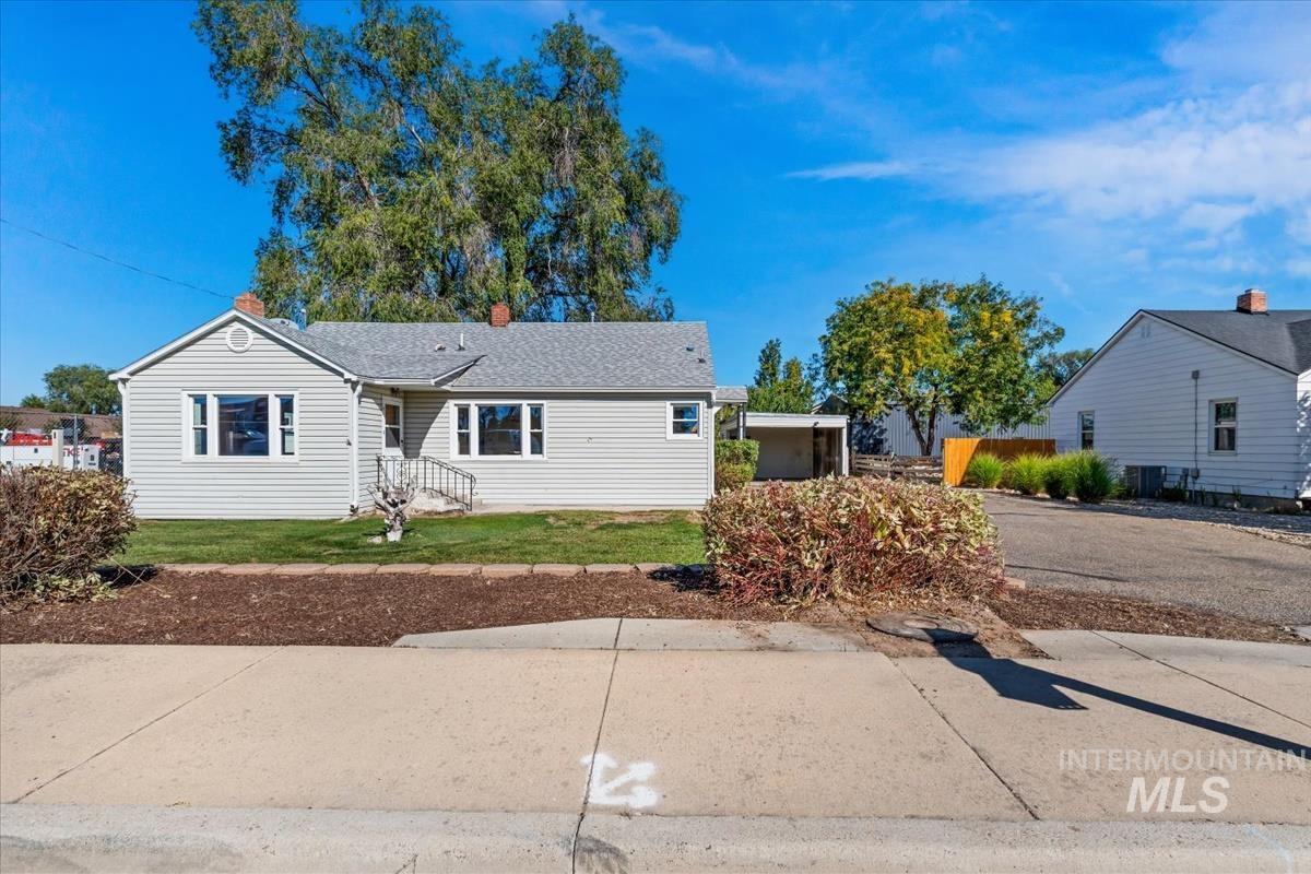 516 E Hawaii Ave, Nampa, Idaho 83686, 3 Bedrooms, 1 Bathroom, Residential Income For Sale, Price $375,000, 99004135