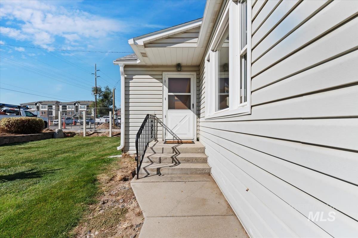 516 E Hawaii Ave, Nampa, Idaho 83686, 3 Bedrooms, 1 Bathroom, Residential Income For Sale, Price $375,000, 99004135