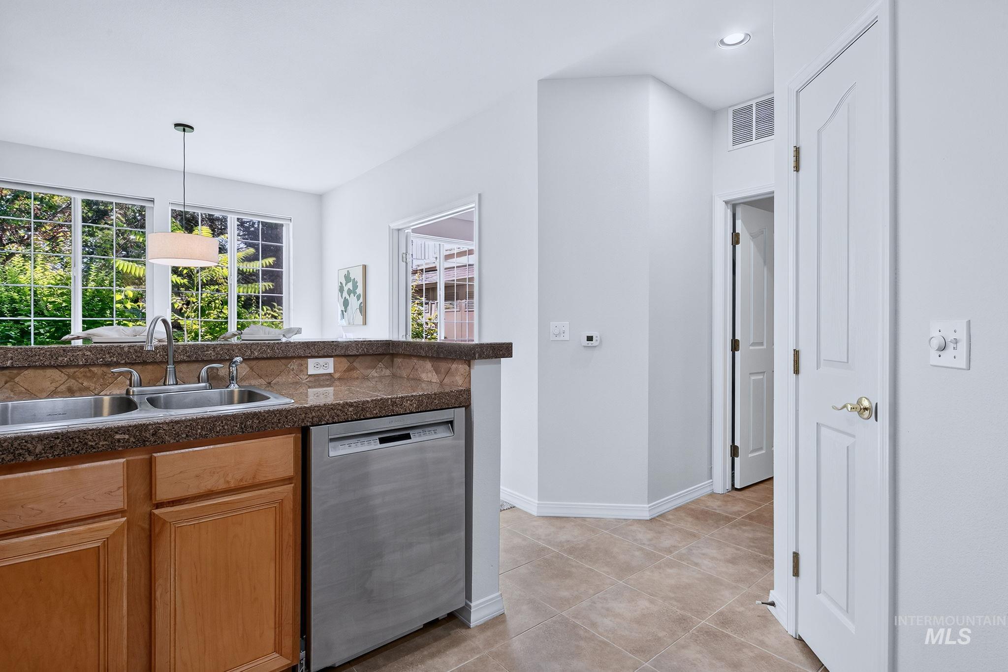 5170 S Surprise Way, Boise, Idaho 83716, 2 Bedrooms, 2 Bathrooms, Residential For Sale, Price $479,000,MLS 99004153
