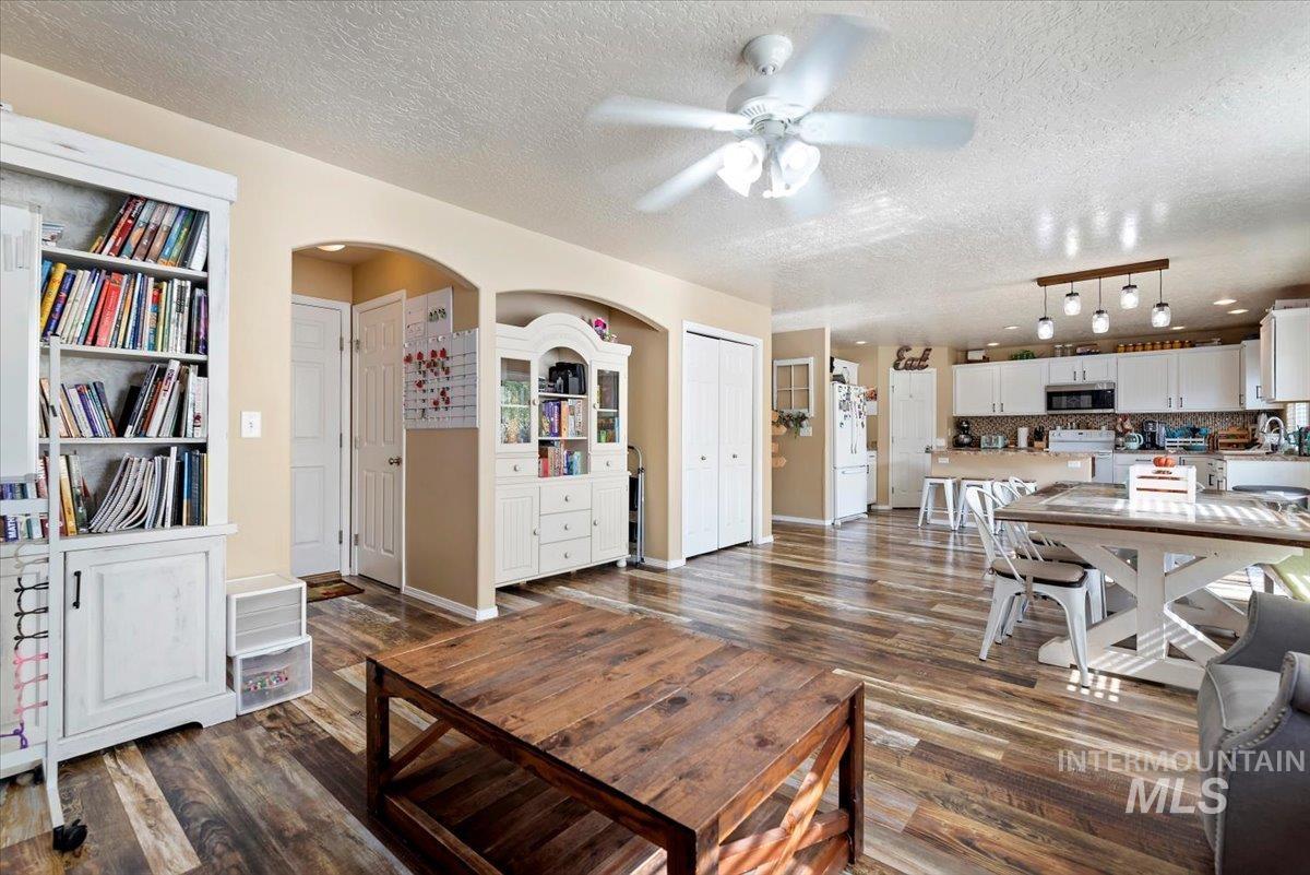 2319 W Lake Pointe Ct, Nampa, Idaho 83651, 4 Bedrooms, 2.5 Bathrooms, Residential For Sale, Price $440,000,MLS 99004193