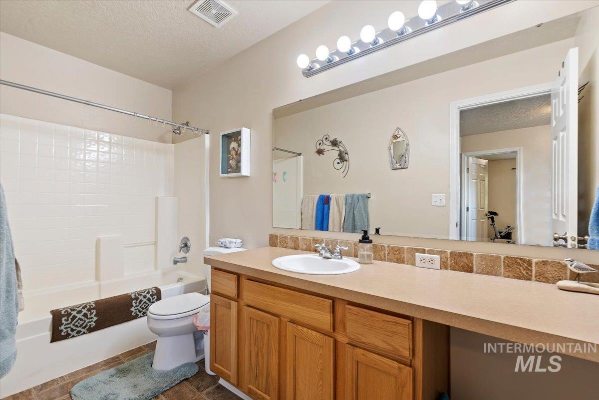 2319 W Lake Pointe Ct, Nampa, Idaho 83651, 4 Bedrooms, 2.5 Bathrooms, Residential For Sale, Price $440,000,MLS 99004193