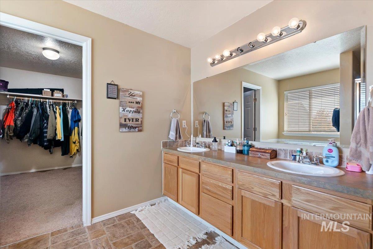 2319 W Lake Pointe Ct, Nampa, Idaho 83651, 4 Bedrooms, 2.5 Bathrooms, Residential For Sale, Price $440,000,MLS 99004193