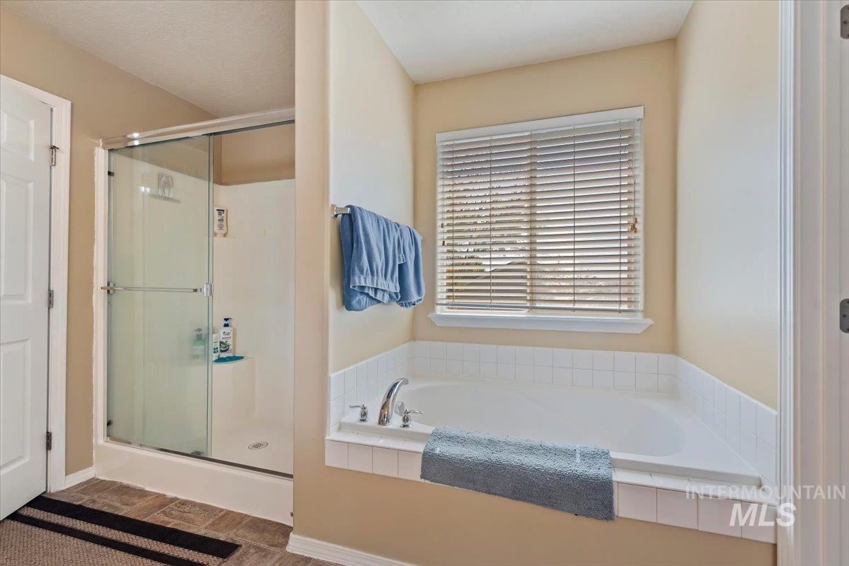 2319 W Lake Pointe Ct, Nampa, Idaho 83651, 4 Bedrooms, 2.5 Bathrooms, Residential For Sale, Price $440,000,MLS 99004193